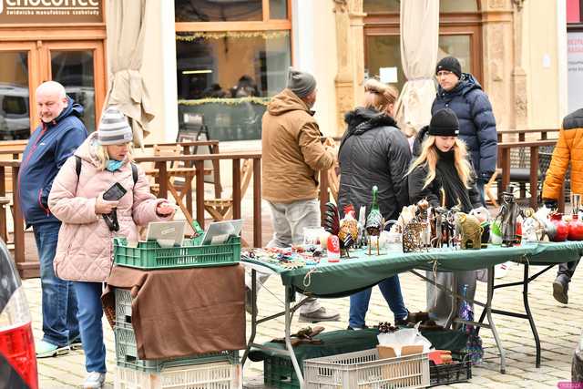 [WIDEO/FOTO] Poszukiwacze skarbów na tropie unikalnych przedmiotów. Trwa Kwietniowa Giełda Staroci