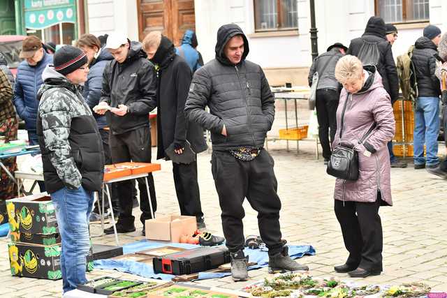 [WIDEO/FOTO] Poszukiwacze skarbów na tropie unikalnych przedmiotów. Trwa Kwietniowa Giełda Staroci