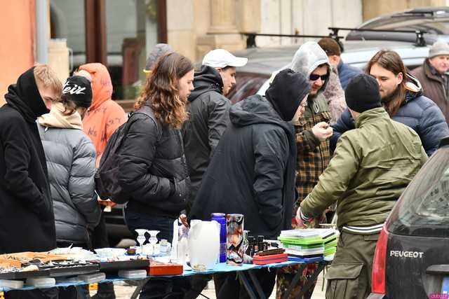 [WIDEO/FOTO] Poszukiwacze skarbów na tropie unikalnych przedmiotów. Trwa Kwietniowa Giełda Staroci