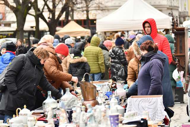 [WIDEO/FOTO] Poszukiwacze skarbów na tropie unikalnych przedmiotów. Trwa Kwietniowa Giełda Staroci