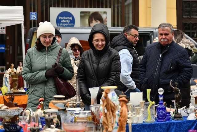 [WIDEO/FOTO] Poszukiwacze skarbów na tropie unikalnych przedmiotów. Trwa Kwietniowa Giełda Staroci