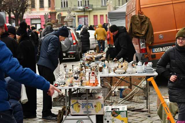 [WIDEO/FOTO] Poszukiwacze skarbów na tropie unikalnych przedmiotów. Trwa Kwietniowa Giełda Staroci