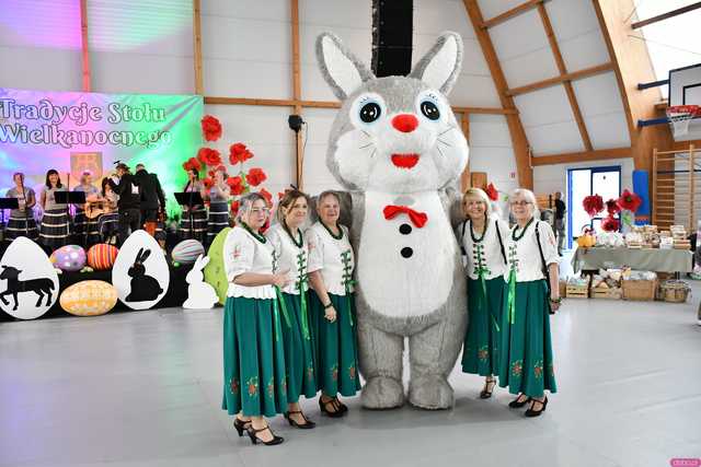 [WIDEO/FOTO] Konkursy, bogato zastawione stoiska i świąteczny klimat na XVIII Tradycjach Stołu Wielkanocnego w Marcinowicach