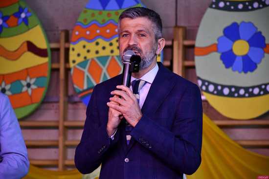 [WIDEO/FOTO] Tradycyjne potrawy i wypieki, zagroda zwierząt, występy i świąteczne ozdoby podczas Kiermaszu Wielkanocnego w Żarowie