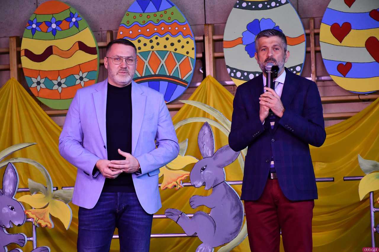 [WIDEO/FOTO] Tradycyjne potrawy i wypieki, zagroda zwierząt, występy i świąteczne ozdoby podczas Kiermaszu Wielkanocnego w Żarowie