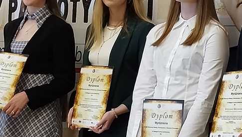 [FOTO] Uczennica strzegomskiego LO laureatką konkursu plastycznego o Romanie Dmowskim