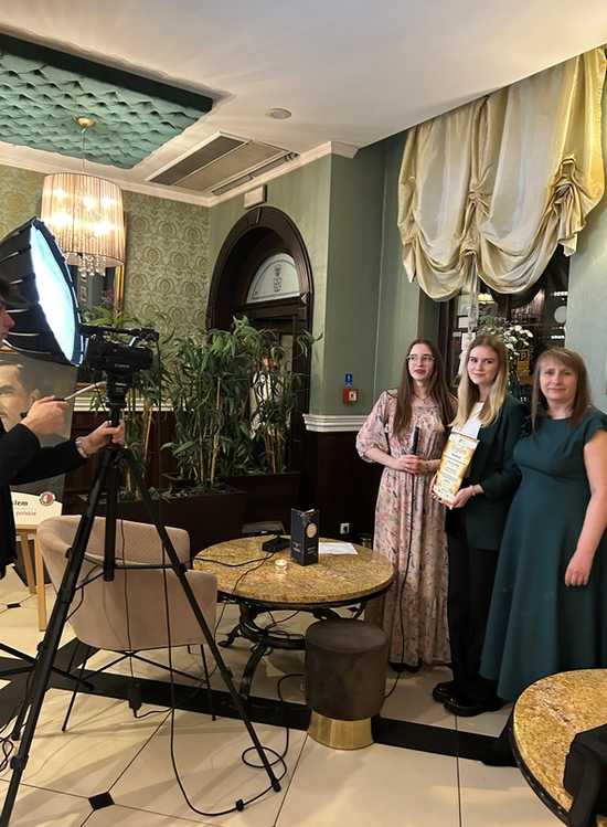 [FOTO] Uczennica strzegomskiego LO laureatką konkursu plastycznego o Romanie Dmowskim
