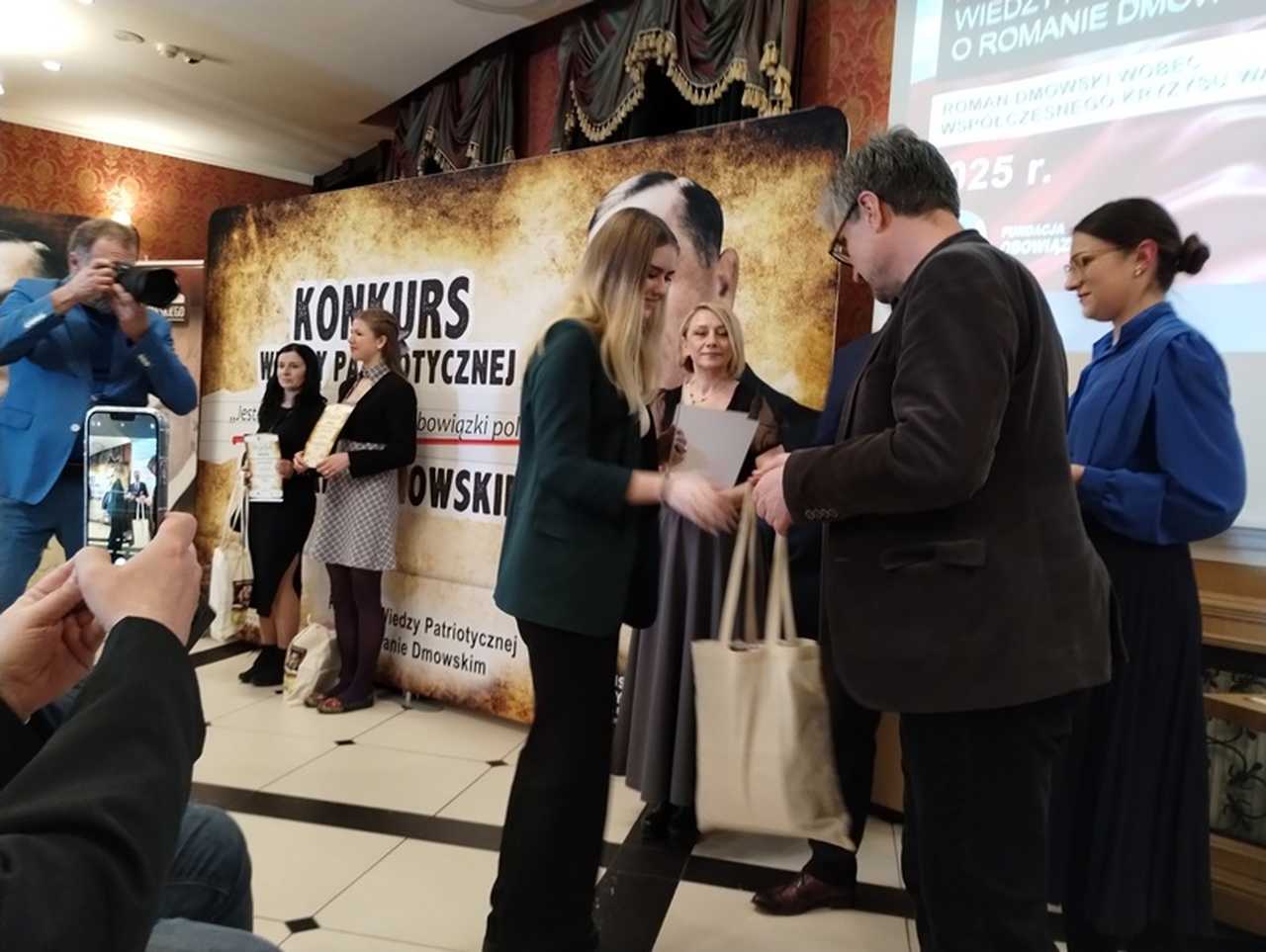 [FOTO] Uczennica strzegomskiego LO laureatką konkursu plastycznego o Romanie Dmowskim