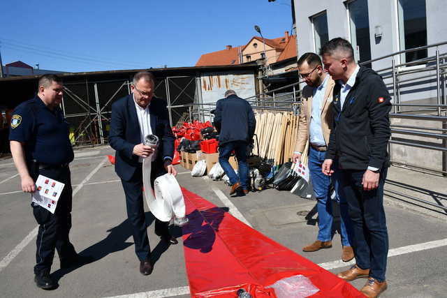 [FOTO] Gmina doposażyła magazyn przeciwpowodziowy w Świebodzicach