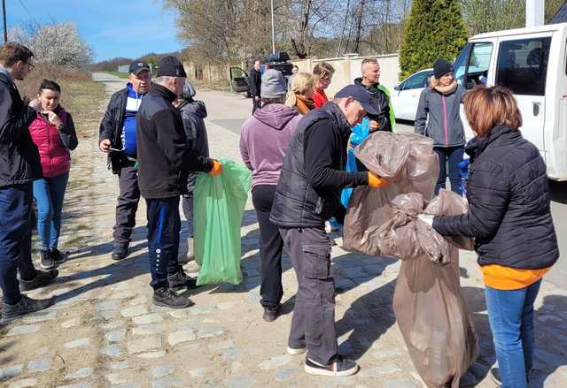 [FOTO] Mieszkańcy Pastuchowa posprzątali swoją wieś