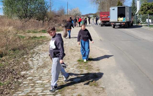 [FOTO] Mieszkańcy Pastuchowa posprzątali swoją wieś