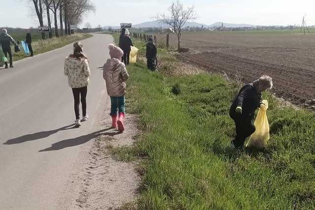 [FOTO] Mieszkańcy Pastuchowa posprzątali swoją wieś