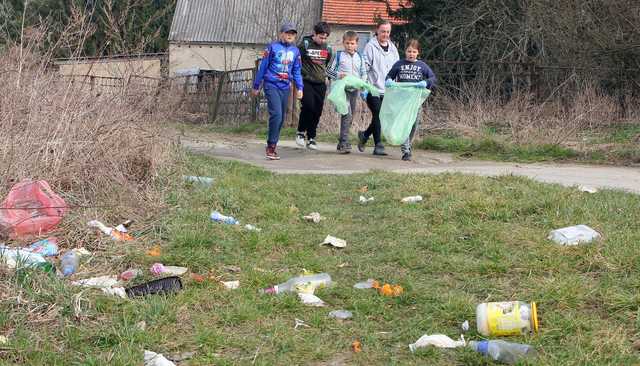 [FOTO] Mieszkańcy Dzierzkowa, Gniewkowa i Serwinowa posprzątali swoje miejscowości