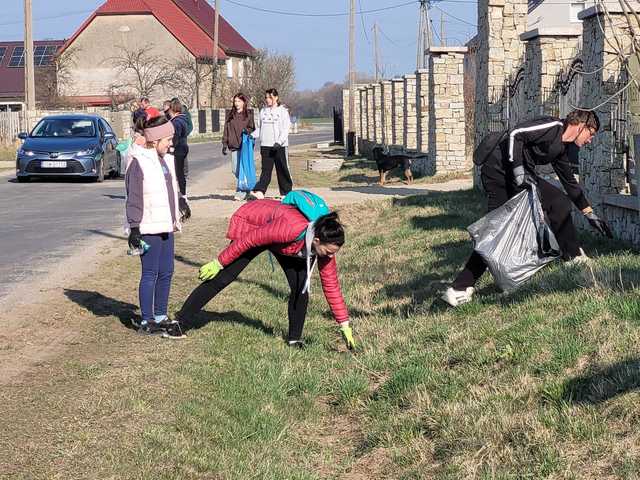 [FOTO] Mieszkańcy Dzierzkowa, Gniewkowa i Serwinowa posprzątali swoje miejscowości