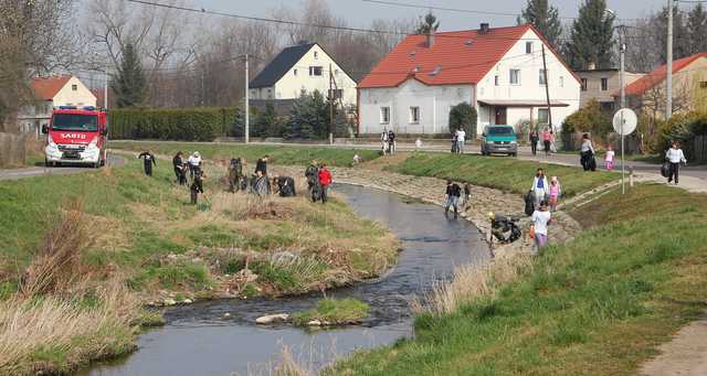 [FOTO] Mieszkańcy Dzierzkowa, Gniewkowa i Serwinowa posprzątali swoje miejscowości