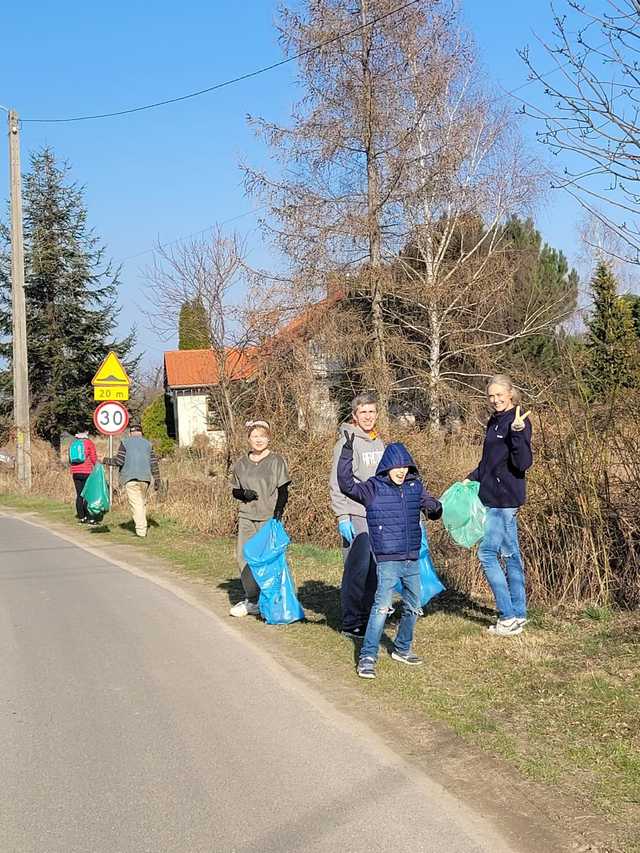 [FOTO] Mieszkańcy Dzierzkowa, Gniewkowa i Serwinowa posprzątali swoje miejscowości