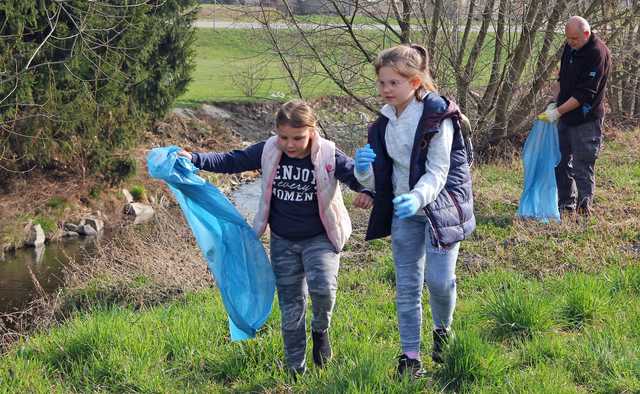 [FOTO] Mieszkańcy Dzierzkowa, Gniewkowa i Serwinowa posprzątali swoje miejscowości