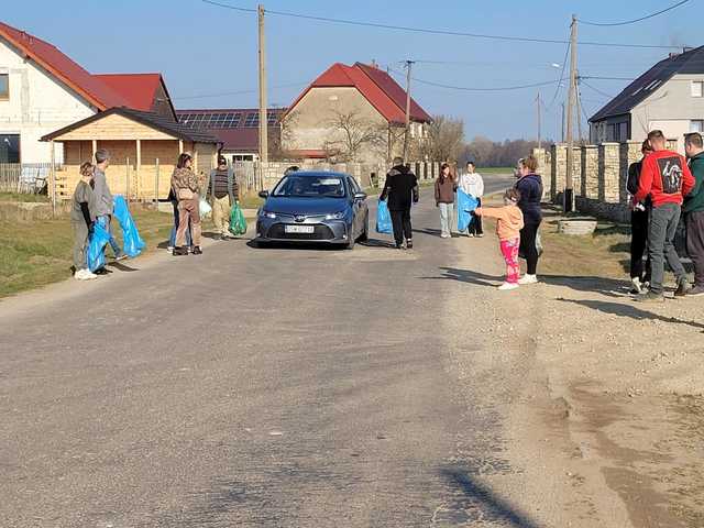 [FOTO] Mieszkańcy Dzierzkowa, Gniewkowa i Serwinowa posprzątali swoje miejscowości