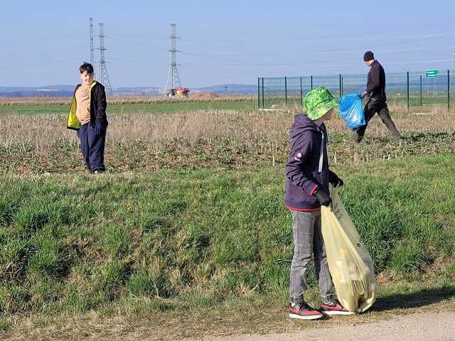 [FOTO] Mieszkańcy Dzierzkowa, Gniewkowa i Serwinowa posprzątali swoje miejscowości