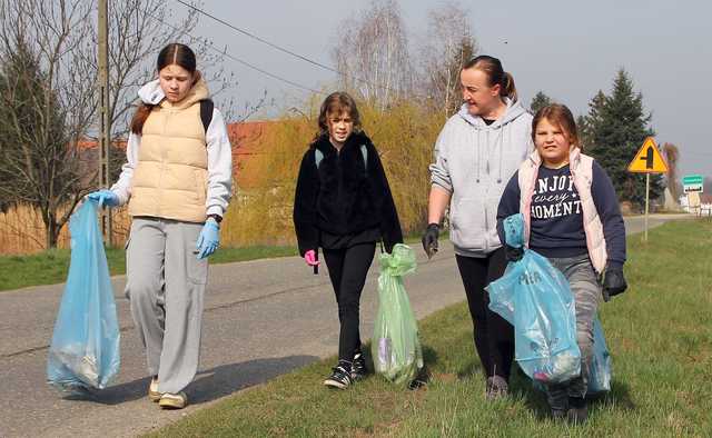 [FOTO] Mieszkańcy Dzierzkowa, Gniewkowa i Serwinowa posprzątali swoje miejscowości