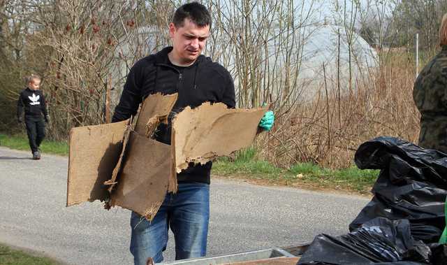 [FOTO] Mieszkańcy Dzierzkowa, Gniewkowa i Serwinowa posprzątali swoje miejscowości