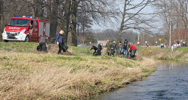 [FOTO] Mieszkańcy Dzierzkowa, Gniewkowa i Serwinowa posprzątali swoje miejscowości