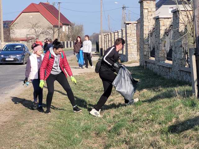[FOTO] Mieszkańcy Dzierzkowa, Gniewkowa i Serwinowa posprzątali swoje miejscowości
