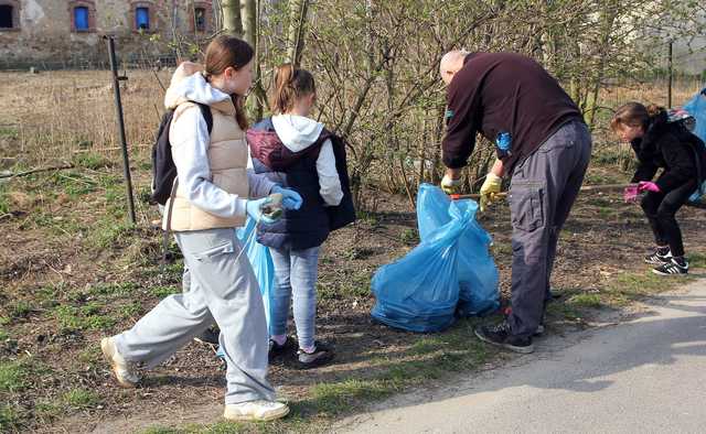[FOTO] Mieszkańcy Dzierzkowa, Gniewkowa i Serwinowa posprzątali swoje miejscowości