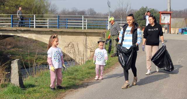 [FOTO] Mieszkańcy Dzierzkowa, Gniewkowa i Serwinowa posprzątali swoje miejscowości