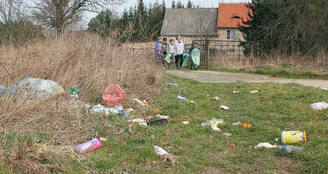 [FOTO] Mieszkańcy Dzierzkowa, Gniewkowa i Serwinowa posprzątali swoje miejscowości