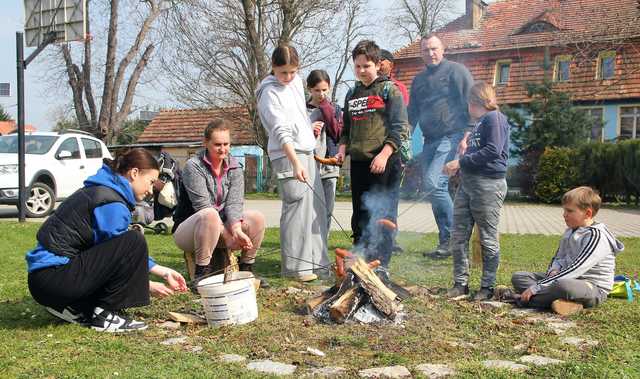 [FOTO] Mieszkańcy Dzierzkowa, Gniewkowa i Serwinowa posprzątali swoje miejscowości