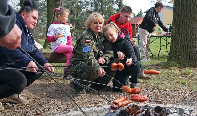 [FOTO] Mieszkańcy Dzierzkowa, Gniewkowa i Serwinowa posprzątali swoje miejscowości