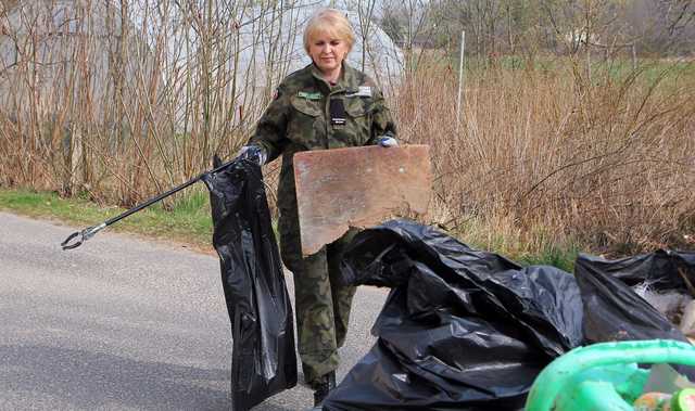 [FOTO] Mieszkańcy Dzierzkowa, Gniewkowa i Serwinowa posprzątali swoje miejscowości