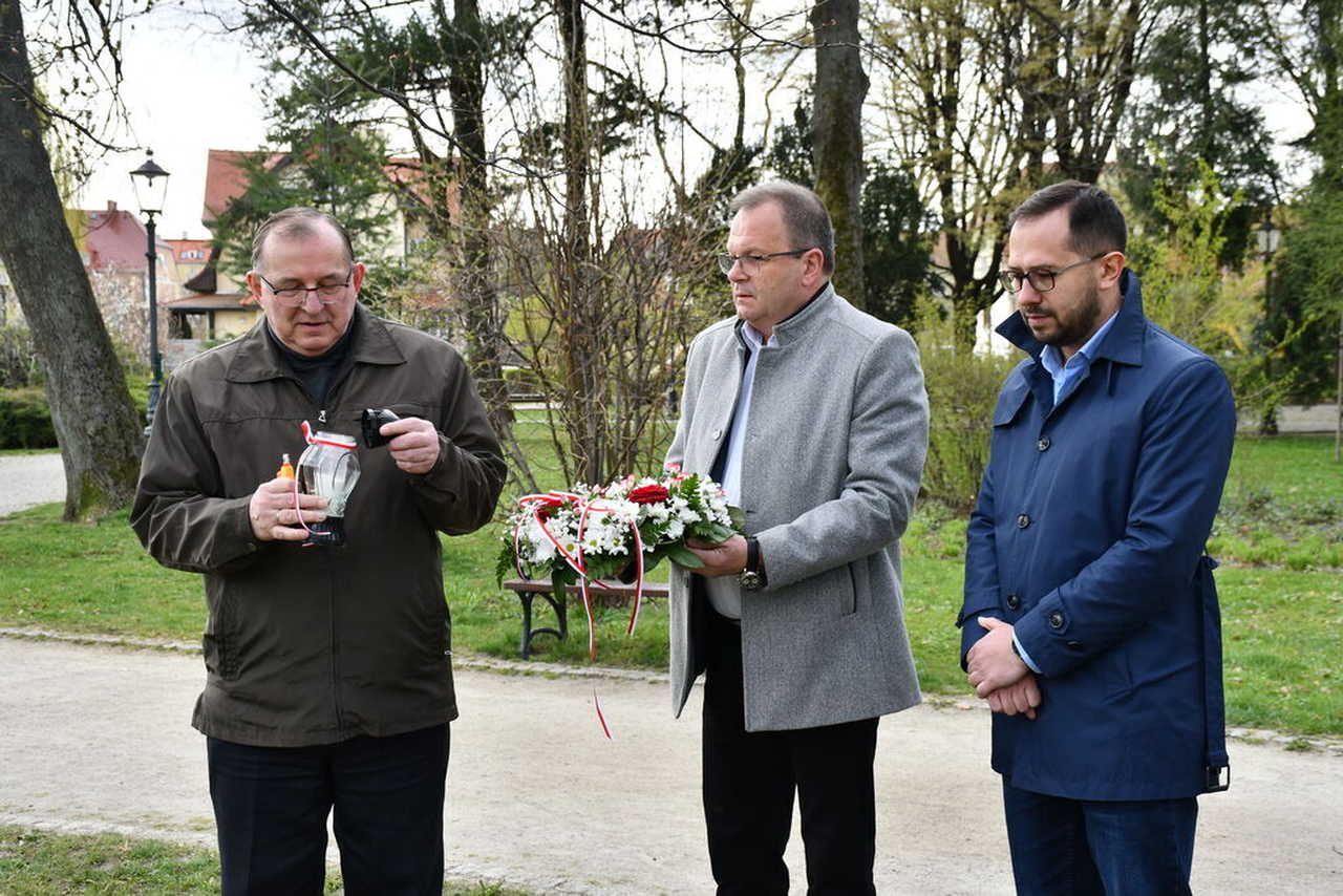 [FOTO] Władze Świebodzic oddały hołd ofiarom katastrofy smoleńskiej