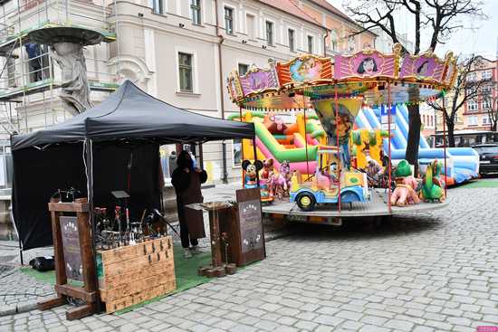 [FOTO] Rusza Jarmark Wielkanocny na świdnickim rynku. W jakich godzinach dostępne będą stoiska i do kiedy potrwa?