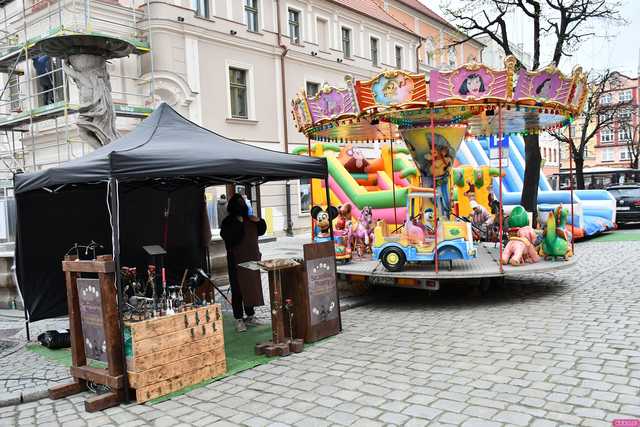 [FOTO] Rusza Jarmark Wielkanocny na świdnickim rynku. W jakich godzinach dostępne będą stoiska i do kiedy potrwa?