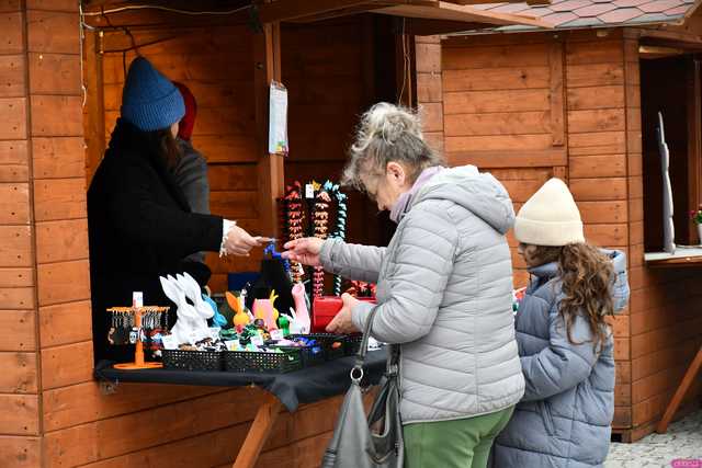 [WIDEO/FOTO] Na świebodzickim rynku wystartował Jarmark Wielkanocny. Przewidziano masę atrakcji