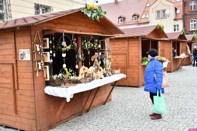 [WIDEO/FOTO] Na świebodzickim rynku wystartował Jarmark Wielkanocny. Przewidziano masę atrakcji