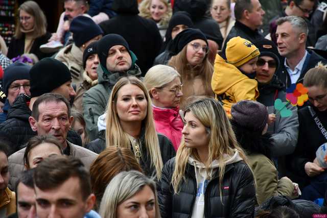 [WIDEO/FOTO] Na świebodzickim rynku wystartował Jarmark Wielkanocny. Przewidziano masę atrakcji