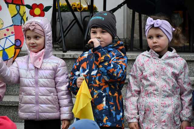 [WIDEO/FOTO] Na świebodzickim rynku wystartował Jarmark Wielkanocny. Przewidziano masę atrakcji