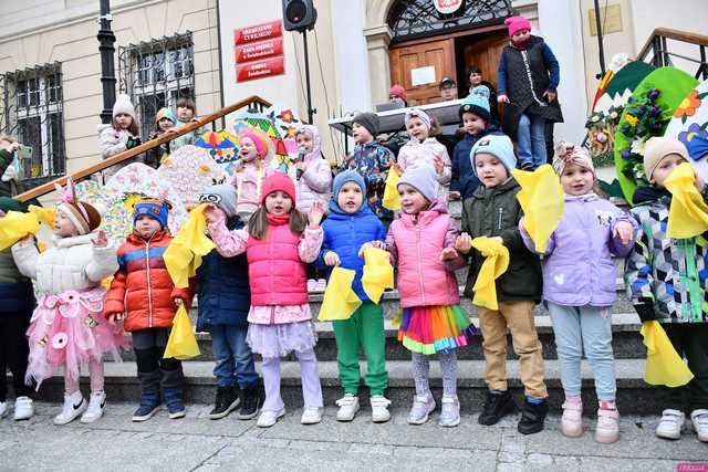 [WIDEO/FOTO] Na świebodzickim rynku wystartował Jarmark Wielkanocny. Przewidziano masę atrakcji