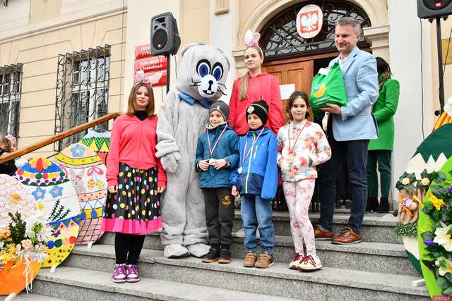 [WIDEO/FOTO] Na świebodzickim rynku wystartował Jarmark Wielkanocny. Przewidziano masę atrakcji