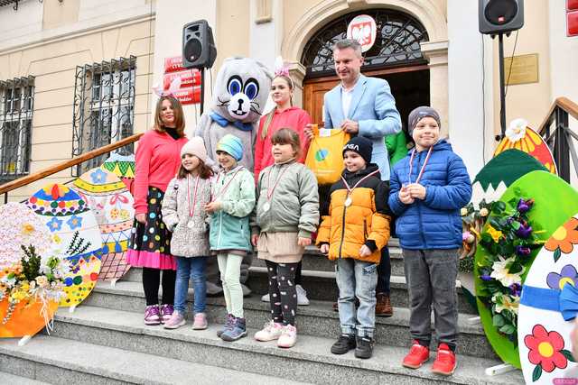 [WIDEO/FOTO] Na świebodzickim rynku wystartował Jarmark Wielkanocny. Przewidziano masę atrakcji