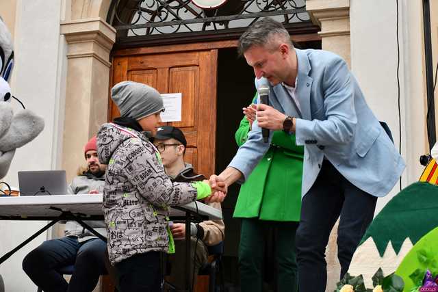 [WIDEO/FOTO] Na świebodzickim rynku wystartował Jarmark Wielkanocny. Przewidziano masę atrakcji