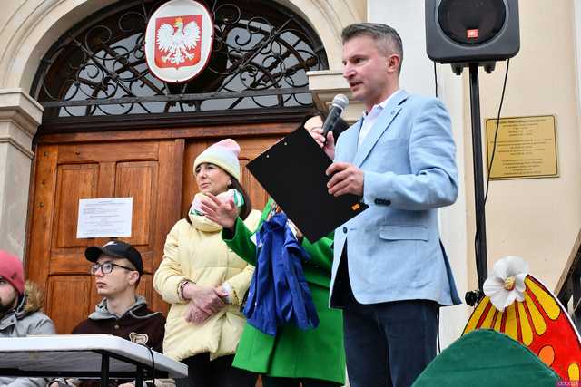 [WIDEO/FOTO] Na świebodzickim rynku wystartował Jarmark Wielkanocny. Przewidziano masę atrakcji