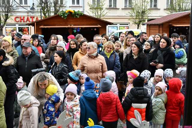 [WIDEO/FOTO] Na świebodzickim rynku wystartował Jarmark Wielkanocny. Przewidziano masę atrakcji