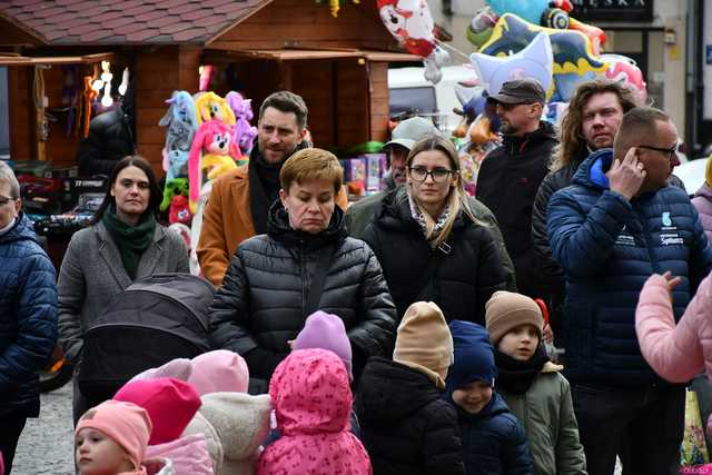 [WIDEO/FOTO] Na świebodzickim rynku wystartował Jarmark Wielkanocny. Przewidziano masę atrakcji