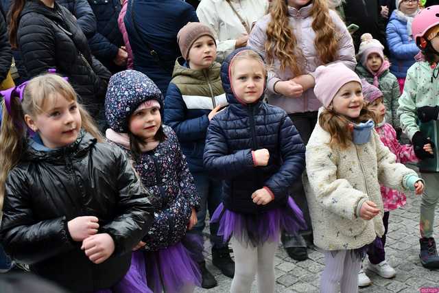 [WIDEO/FOTO] Na świebodzickim rynku wystartował Jarmark Wielkanocny. Przewidziano masę atrakcji