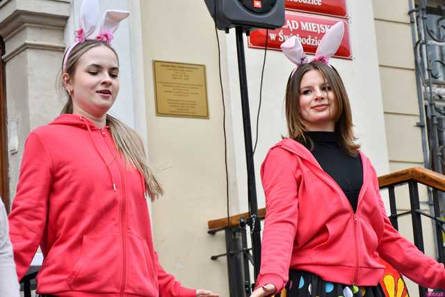 [WIDEO/FOTO] Na świebodzickim rynku wystartował Jarmark Wielkanocny. Przewidziano masę atrakcji