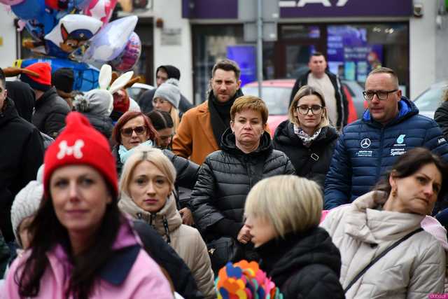 [WIDEO/FOTO] Na świebodzickim rynku wystartował Jarmark Wielkanocny. Przewidziano masę atrakcji